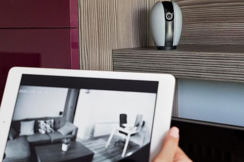 Mẹ chồng đòi từ mặt vì bị 'tước quyền' xem camera, con dâu 'cầu cứu' giải pháp
