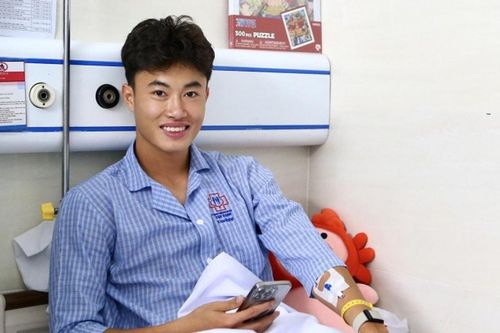 HLV Kim Sang Sik động viên Văn Trường sau phẫu thuật