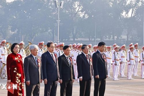 Đại biểu Đại hội thi đua yêu nước của Quốc hội báo công và vào lăng viếng Bác