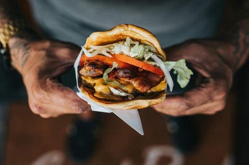 Huấn luyện viên thể hình nổi tiếng ở Nga tử vong sau thử thách ăn 10.000 calo mỗi ngày