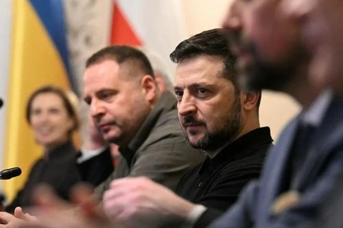 Trợ lý thân cận nhất từ chức, ông Zelensky đối mặt tình huống khó xử