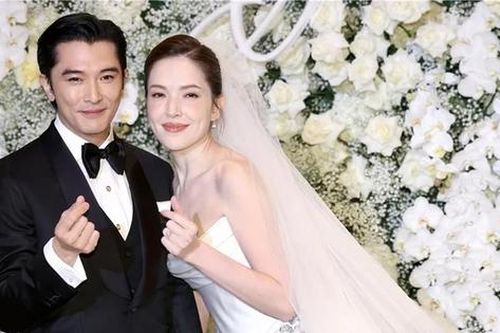 Cặp 'trai hư - gái đẹp showbiz': Làm đám cưới hoành tráng, bất ngờ khoe quý tử 3 tháng tuổi