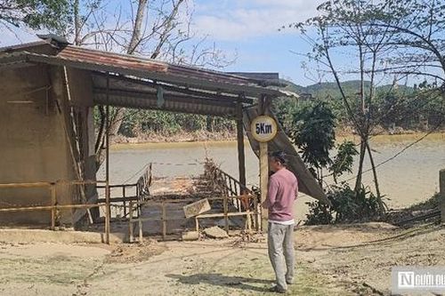 Lũ cuốn trôi cầu phao ở Huế, cuộc sống của hàng trăm hộ dân bị đảo lộn