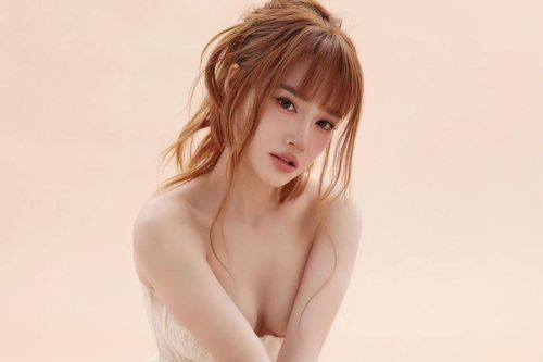 Nhã Phương chăm khoe sắc vóc gợi cảm trong loạt váy cúp ngực ở tuổi U40