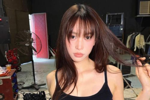 Tiểu Vy diện áo hai dây hở bạo, khoe visual sáng bừng ở hậu trường