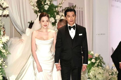 Cặp đôi nổi tiếng làm đám cưới sau 4 tháng đón quý tử đầu lòng