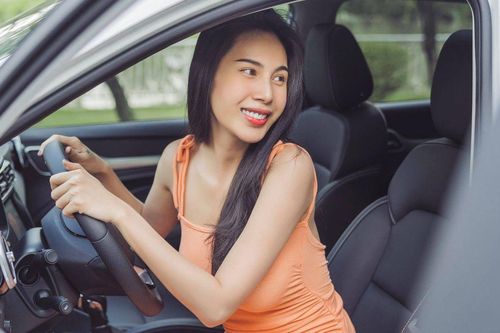 Chiếc xe sang của ca sĩ Thủy Tiên