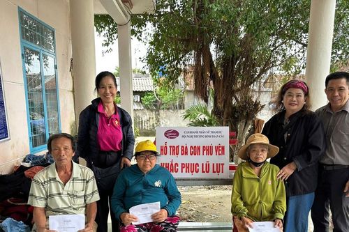 CLB Doanh nhân nữ trao quà hỗ trợ bà con vùng lũ Đắk Lắk