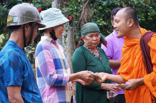 Hội Đoàn kết sư sãi yêu nước tỉnh An Giang hỗ trợ trên 15 tấn hàng hóa cho đồng bào bị bão lũ