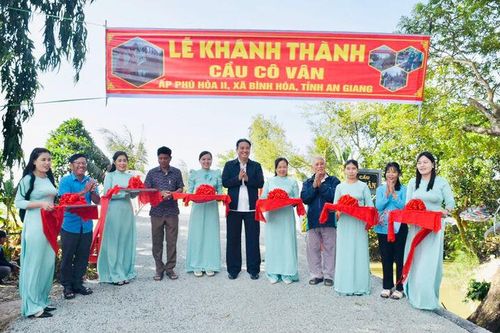 Khánh thành cầu Cô Vân