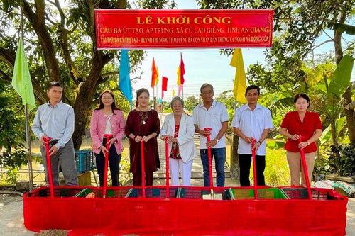 Khởi công xây dựng cầu ở xã Cù Lao Giêng