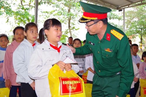 Khám, cấp thuốc miễn phí và tặng quà cho người dân xã Ia Tul