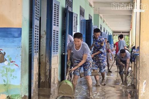 Lữ đoàn 957 xuyên đêm hỗ trợ người dân khắc phục sau lũ