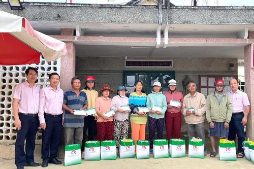 Công đoàn cơ sở Ngân hàng Chính sách xã hội tỉnh tặng quà cho hộ dân bị thiệt hại do mưa lũ