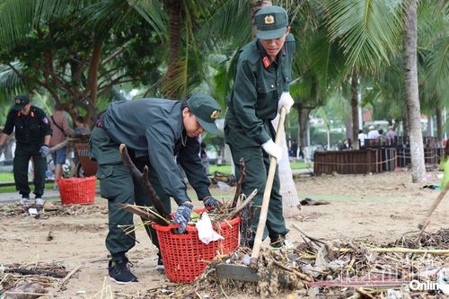 200 cán bộ, chiến sĩ cảnh sát cơ động ra quân làm sạch bãi biển Nha Trang