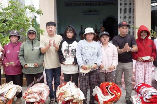 Phường Cam Ranh trao 300 suất quà hỗ trợ người dân Tổ dân phố Phúc Sơn bị ảnh hưởng bởi mưa lũ