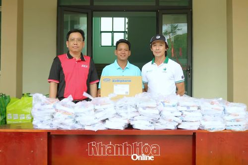 Báo và Phát thanh, Truyền hình Khánh Hòa cùng Hội Golf Khánh Hòa trao quà hỗ trợ cho người dân xã Tây Khánh Vĩnh