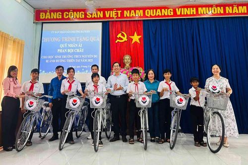 Phường Ba Ngòi trao quà hỗ trợ học sinh bị ảnh hưởng thiên tai
