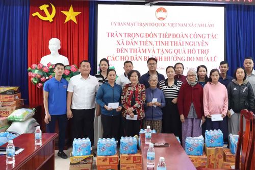 Xã Cam Lâm phối hợp thăm, tặng quà các hộ dân bị ảnh hưởng do mưa lũ