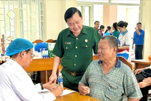 Hội CCB tỉnh tổ chức khám bệnh, tặng kính cho người dân phường Mũi Né
