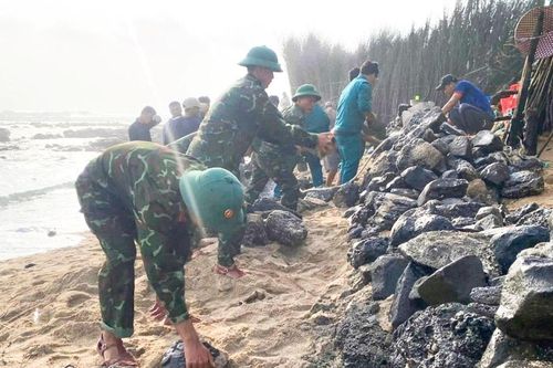 Chung tay hỗ trợ Nhân dân thôn Đông Hải khắc phục hậu quả bão số 15