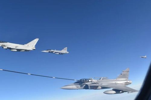Voyager RAF tiếp nhiên liệu cho chiến đấu cơ NATO