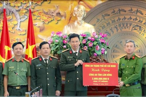 Công an TP. HCM trao tặng Công an Lâm Đồng 2 tỷ đồng hỗ trợ khắc phục thiên tai