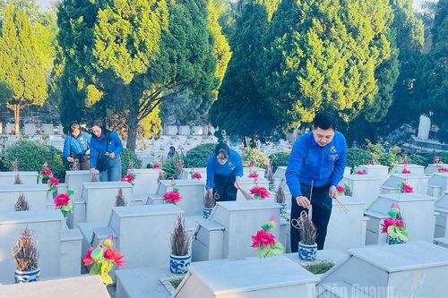 Đoàn Thanh niên Bộ Tài chính viếng các Anh hùng liệt sĩ tại Nghĩa trang Liệt sĩ Quốc gia Vị Xuyên