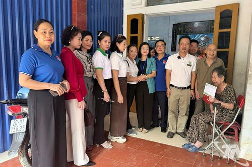 Chăm lo cho người yếu thế