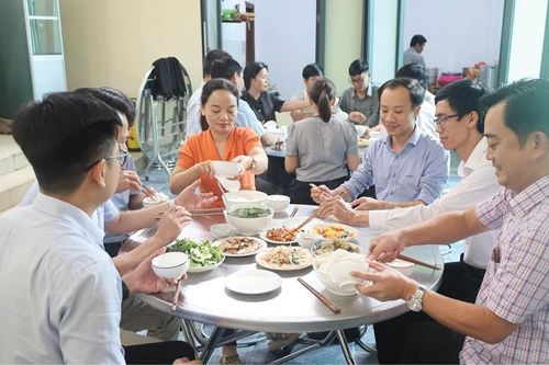 'Bán trú' nơi công sở