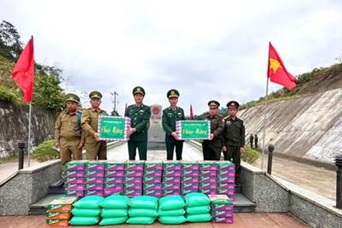 Chúc mừng, tặng quà lực lượng bảo vệ biên giới Lào
