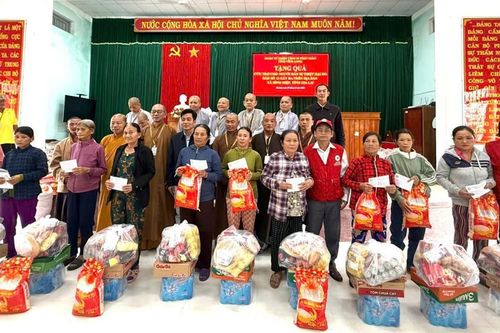 Các đơn vị, tự viện thăm và trao quà đến bà con vùng bão lũ các địa phương