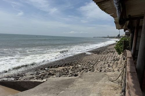 Khẩn trương tháo dỡ công trình ảnh hưởng kè chắn sóng ở phường Mũi Né