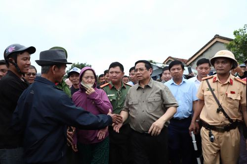 Thủ tướng Chính phủ Phạm Minh Chính thăm, động viên người dân vùng rốn lũ Hòa Thịnh