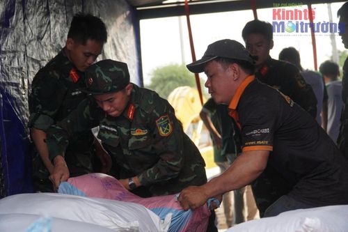 Người dân Hóc Môn (TP HCM) gửi gắm yêu thương đến đồng bào vùng tâm lũ