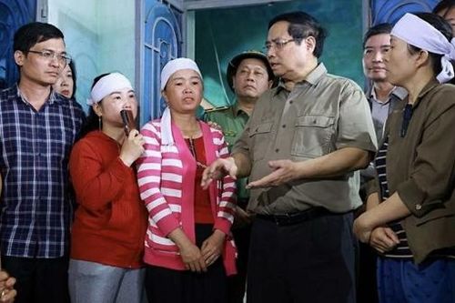Thủ tướng Chính phủ Phạm Minh Chính thăm, tặng quà bà con vùng lũ xã Hòa Thịnh