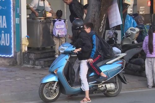 Khoảng trống an toàn khi đèo trẻ em trên xe máy