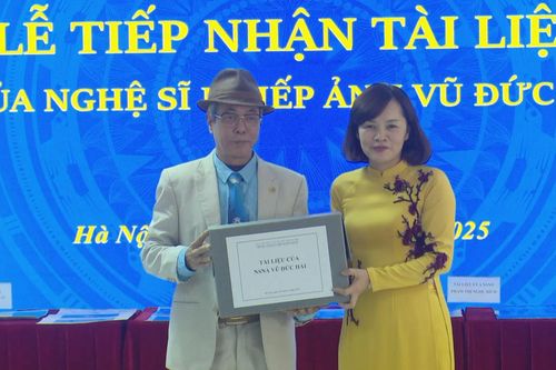 NSNA Vũ Đức Hải tặng tài liệu cho trung tâm lưu trữ