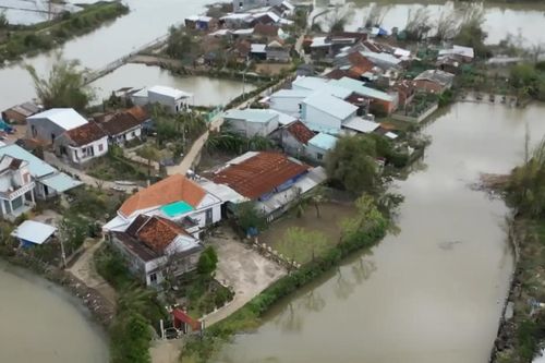 Ở nơi nước lũ vẫn bủa vây