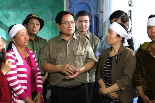 Thủ tướng thăm, động viên người dân vùng lũ Hòa Thịnh