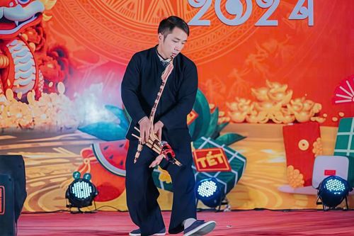 Chàng trai trẻ người Mông gìn giữ điệu khèn truyền thống
