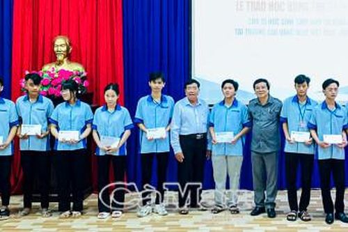 Tiếp sức sinh viên trường nghề vượt khó