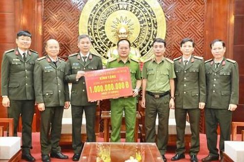Công an TPHCM tặng quà hỗ trợ Công an TP.Huế và tỉnh Quảng Trị khắc phục hậu quả bão lũ
