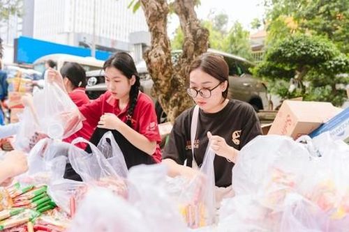 Bài 3: Tình người giữa dòng nước bạc