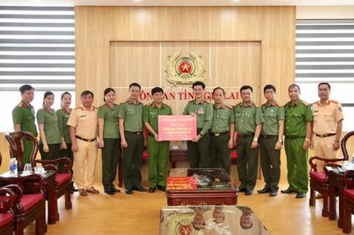 Sức mạnh đoàn kết của Công an TPHCM trong đợt mưa lũ lịch sử ở miền Trung