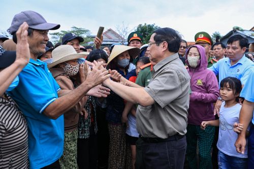 Thủ tướng Phạm Minh Chính thăm người dân tại 'rốn lũ' Đắk Lắk