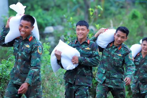 Khoảnh khắc đẹp: Bộ đội Cụ Hồ chung tay vá đê, giữ làng cho người dân Gia Lai