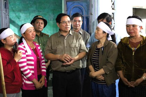 Thủ tướng thăm vùng rốn lũ Hòa Thịnh, động viên người dân vượt khó