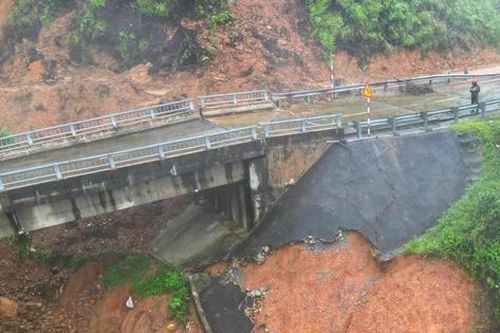 Cầu cạn trên đường Hồ Chí Minh bị xô nghiêng trong mưa lũ lịch sử hiện ra sao?