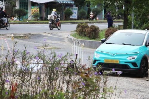 Cận cảnh ô tô ào ạt 'chui' vào đường làng để né trạm thu phí trên Quốc lộ 1